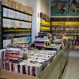 Nel primo isolato di via Bovio conosciamo una delle memorie storiche della zona: Giovanni, che � qui con il suo mercatino di fumetteria e libri usati da quasi 50 anni